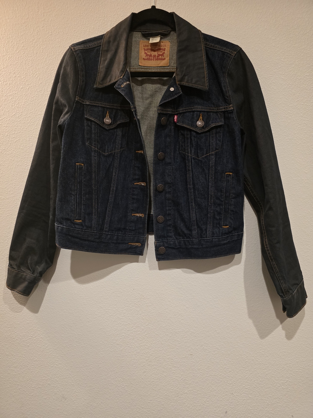 Levi's Two-Tone Blue Denim Trucker Jacket with Charcoal Black Sleeves [S]